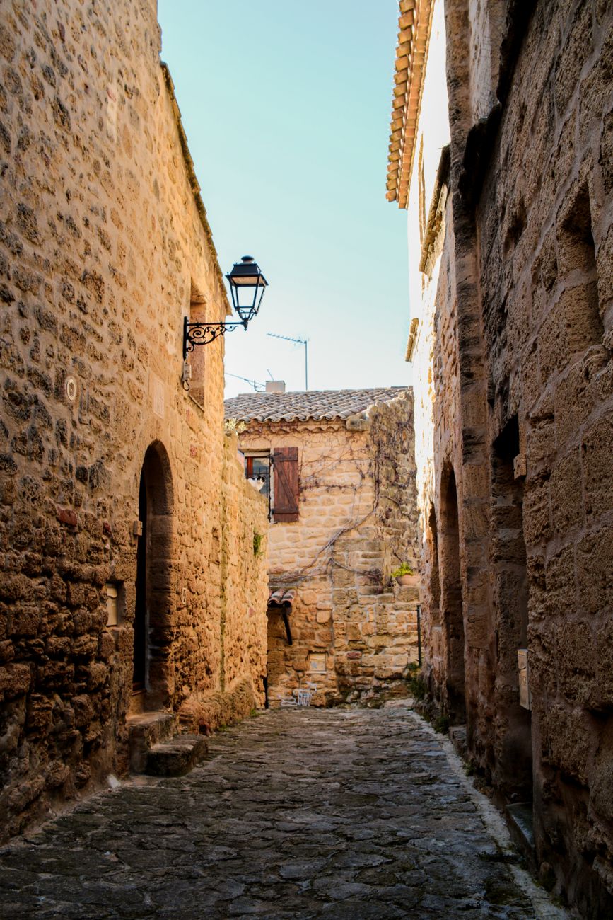 Paysage d'une petite rue typique française au coucher du soleil